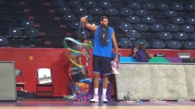 Ioannis Bourousis demostrando su maña con la cinta.