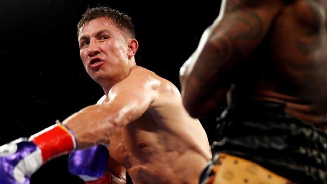 Golovkin golpea a su oponente.