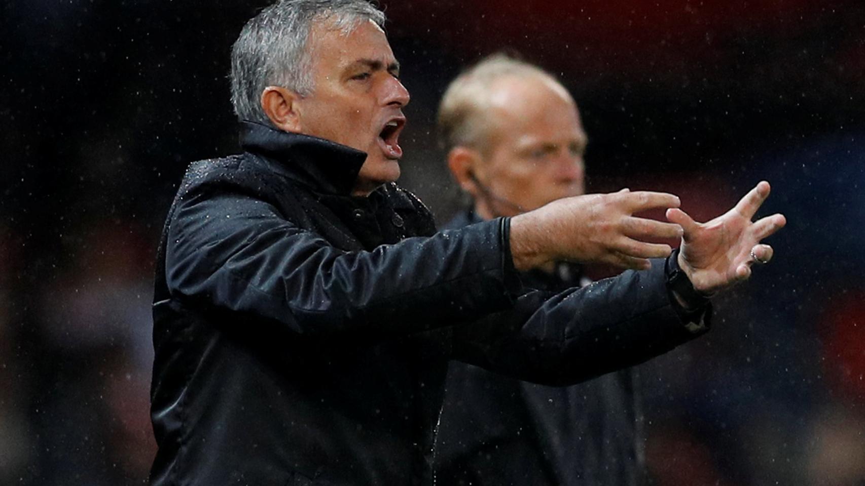 José Mourinho en la banda durante el partido contra el Basel.