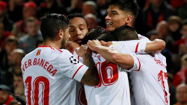 Los jugadores del Sevilla celebran el gol de Correa.