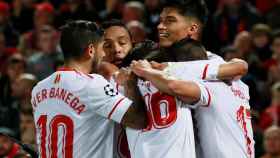 Los jugadores del Sevilla celebran el gol de Correa.