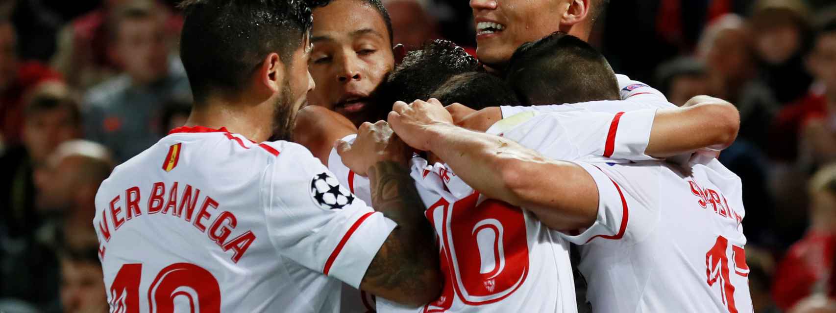 Los jugadores del Sevilla celebran el gol de Correa.