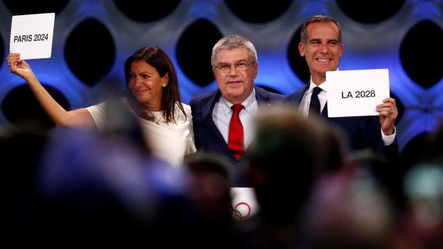 Anne Hidalgo, alcaldesa de París, y Eric Garcetti, alcalde de LA, junto al presidente del CIO.