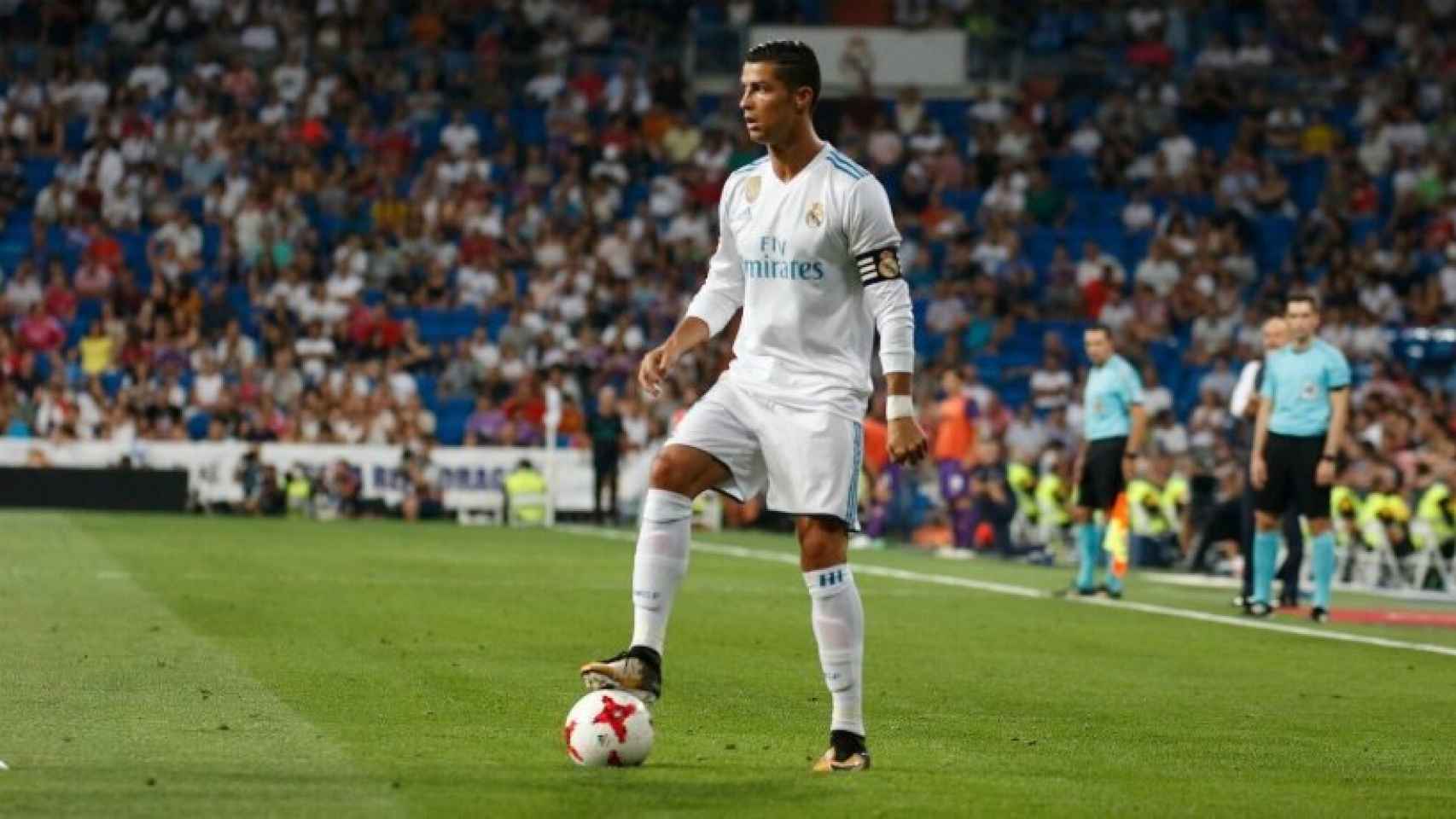 Cristiano pisando el balón. Foto: Pedro Rodríguez / El Bernabéu