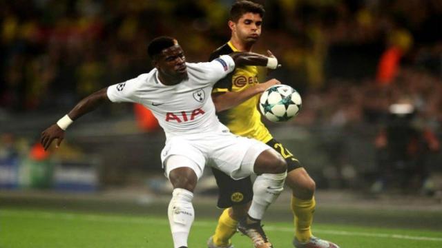 Aurier disputa el balón con Pulisic. Foto Twitter (@Spurs_ES)