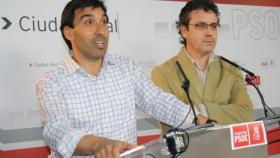 El socialista Daniel Reina (i) seguirá siendo el alcalde de Almagro