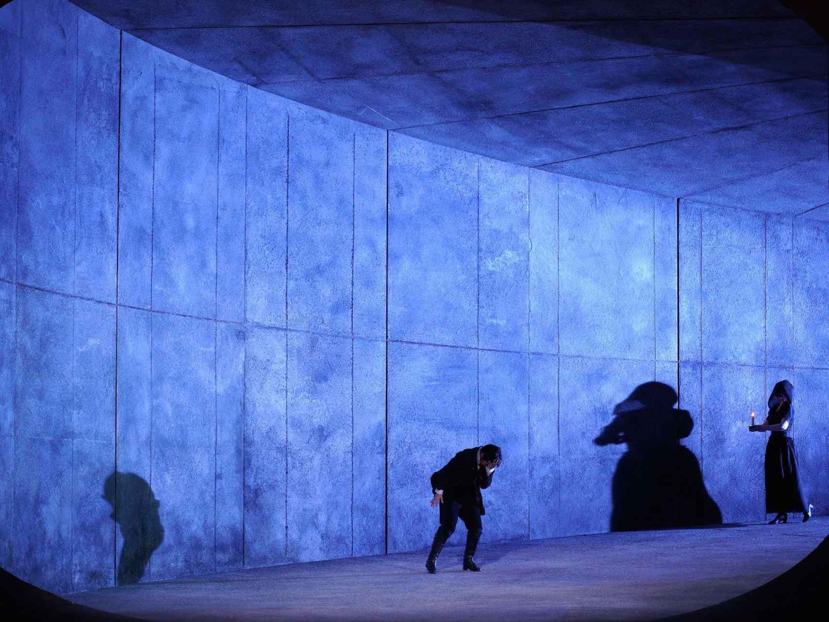 Imagen del túnel de hormigón que llena todo el escenario de Lucio Silla.