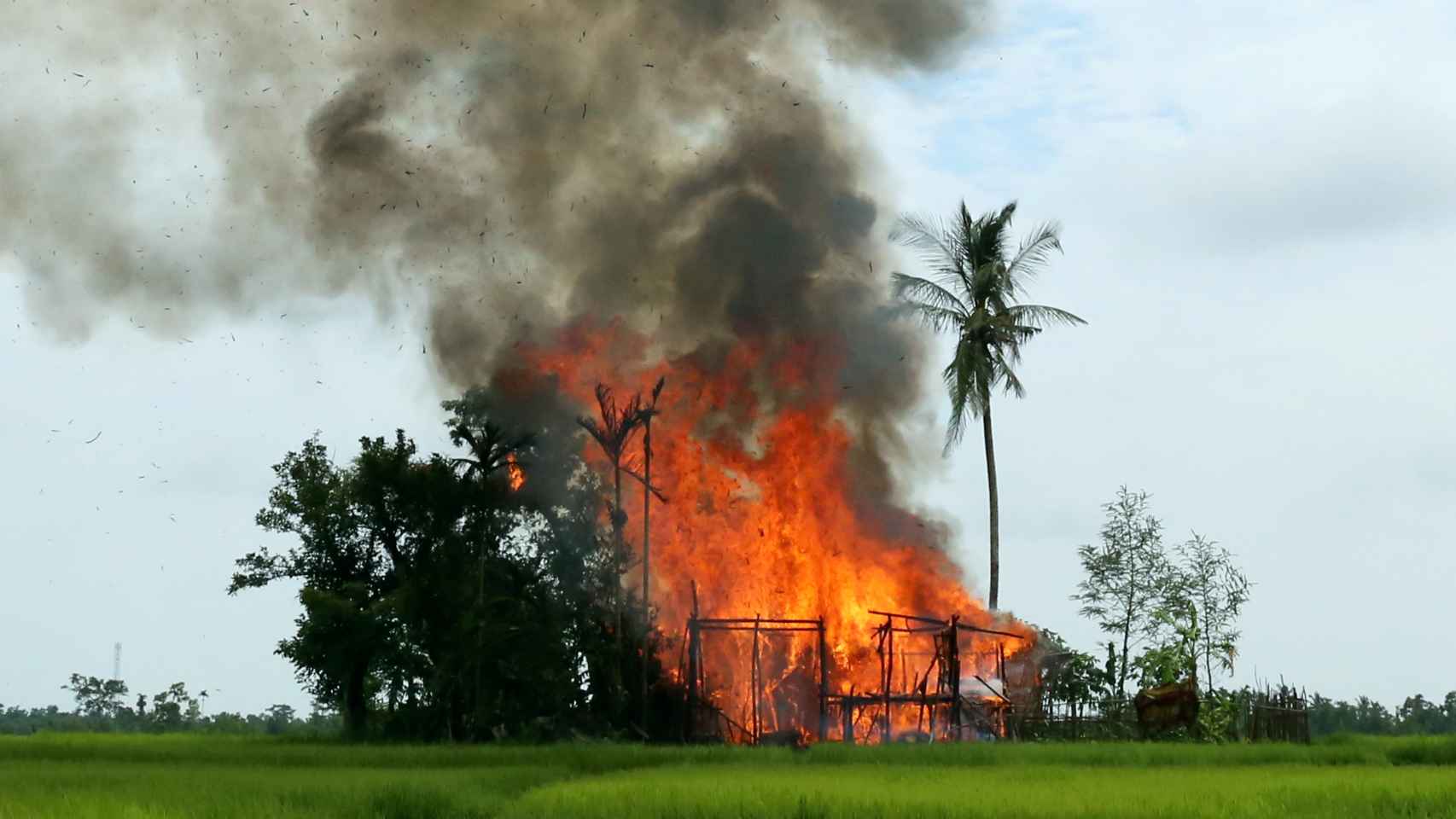 Una casa ardiendo en el estado de Rakhine.
