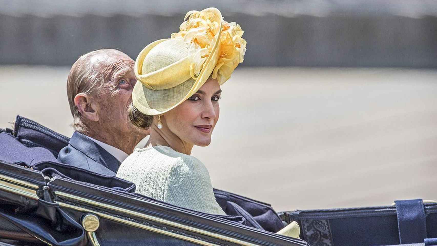 Le reina Letizia, con su imponente look en Reino Unido junto a Felipe de Edimburgo.
