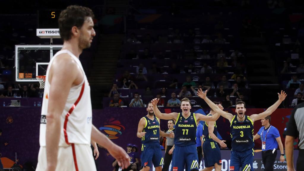 Pau Gasol decepcionado mientras Eslovenia celebra.