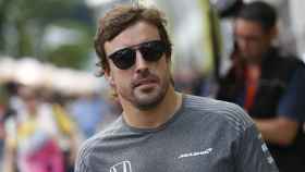 Alonso, a su llegada al garaje de su equipo en el Singapur este jueves.