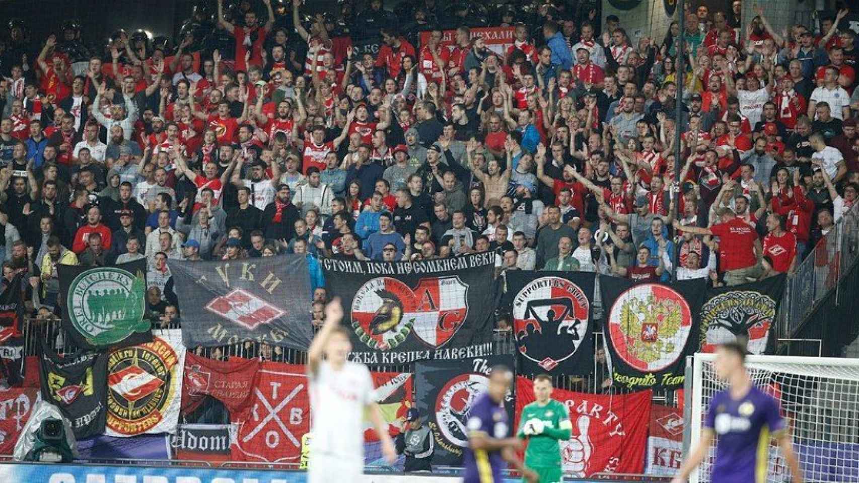 Los ultras del Spartak ante el Maribor. Foto Twitter (@fcsm_official)