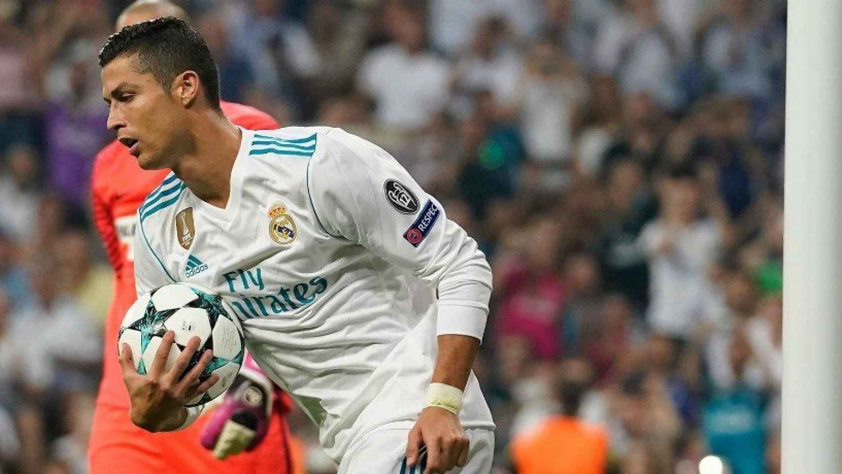Cristiano recoge su balón tras marcar gol ante el APOEL