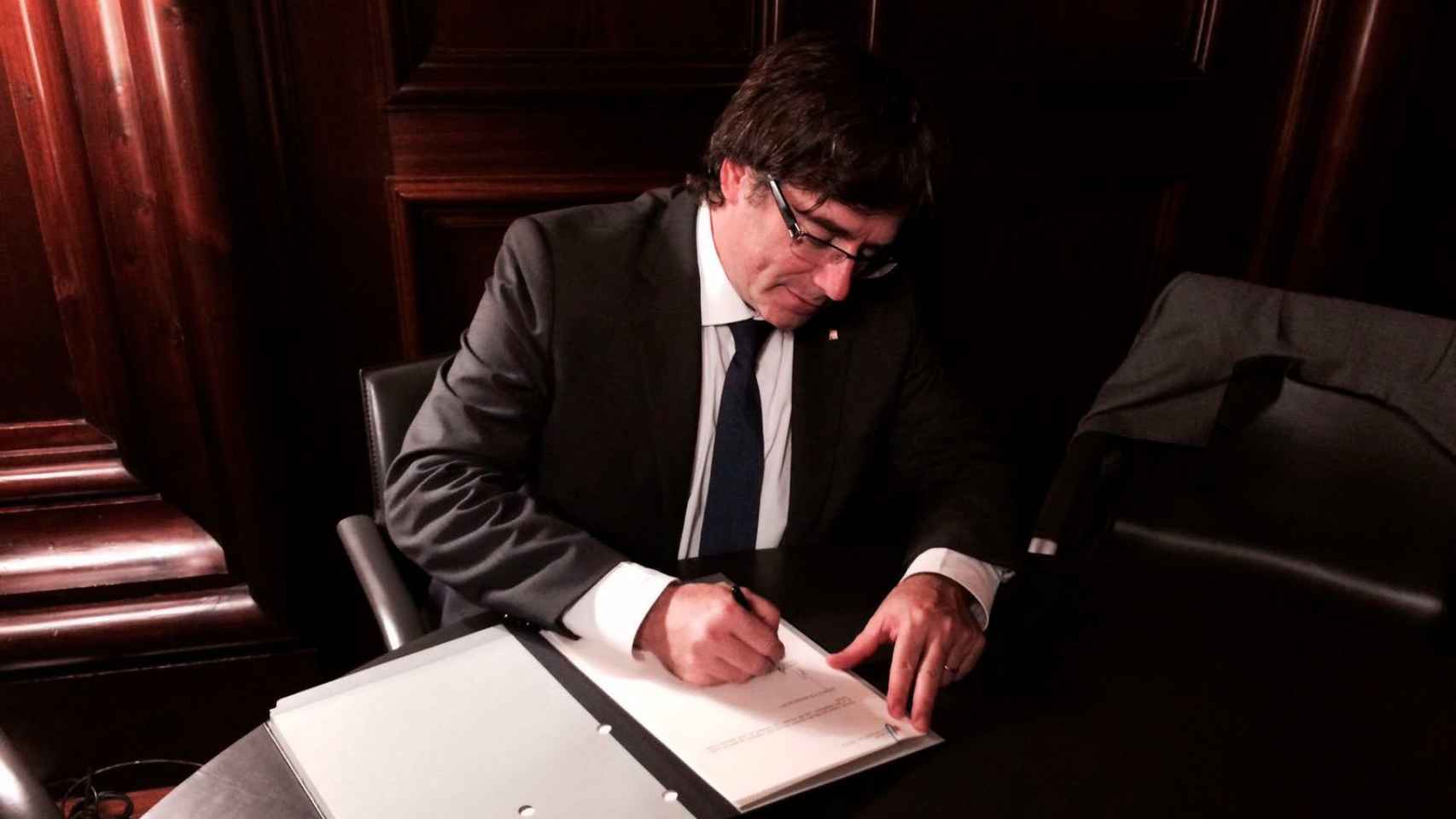 Puigdemont, firmando el decreto de convocatoria del referéndum