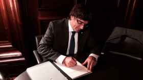 Puigdemont, firmando el decreto de convocatoria del referéndum