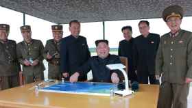 El líder norcoreano Kim Jong Un analiza la capacidad de uno de sus misiles lanzados