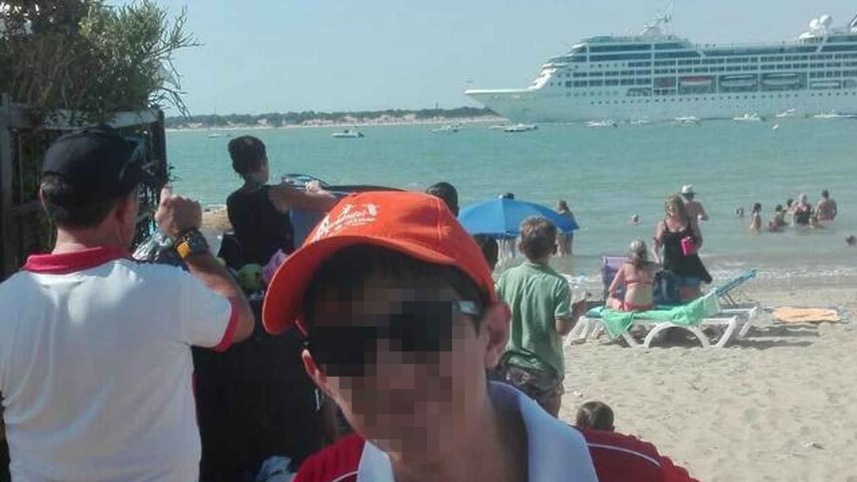 Miguel, gran aficionado al fútbol, en le playa con su camiseta del Sevilla FC, su equipo.