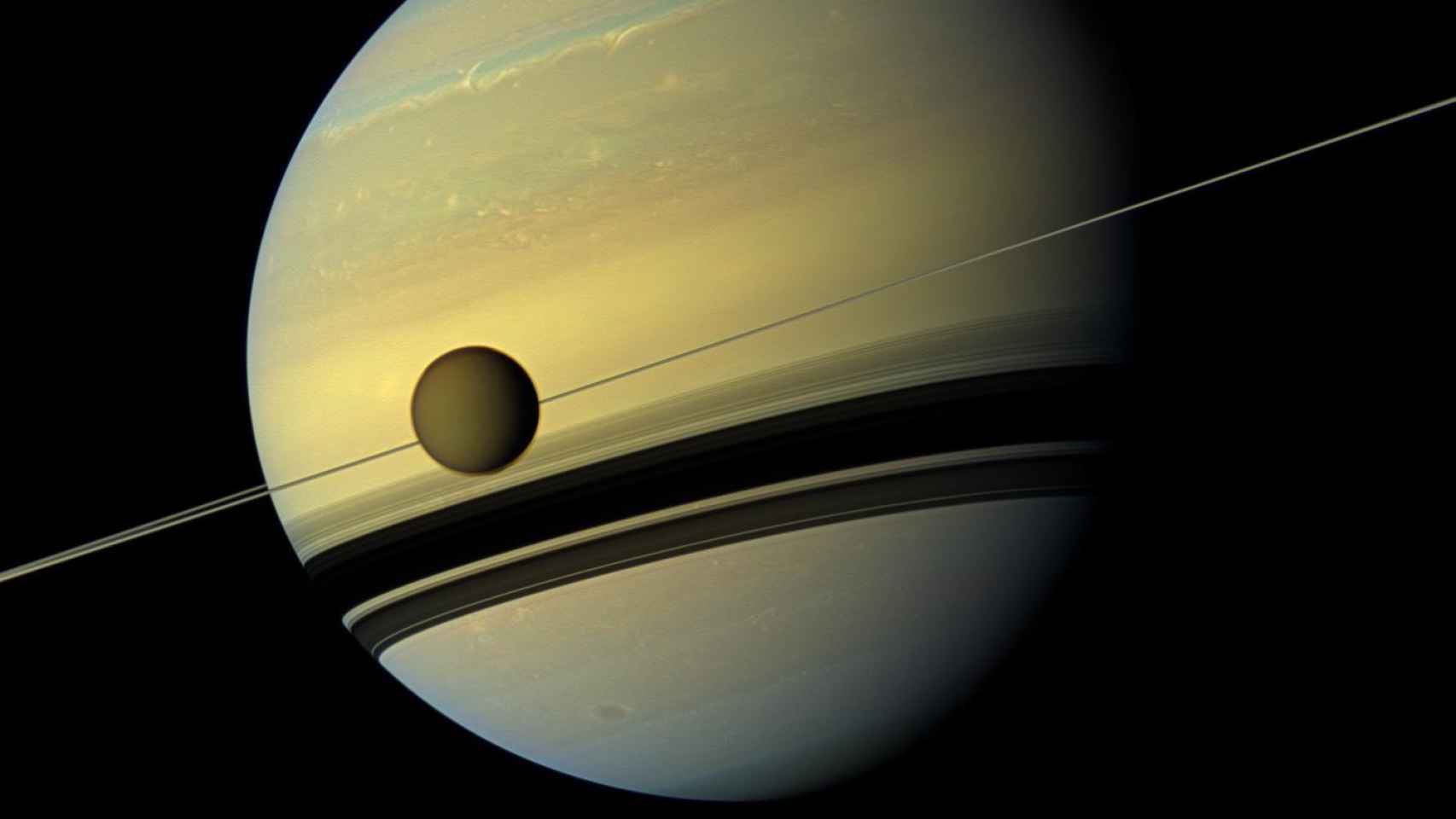 Imagen de Saturno y una de sus lunas, Titán, tomada por Cassini.