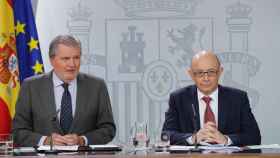 Los ministros Cristóbal Montoro e Íñigo Méndez de Vigo durante la rueda de prensa