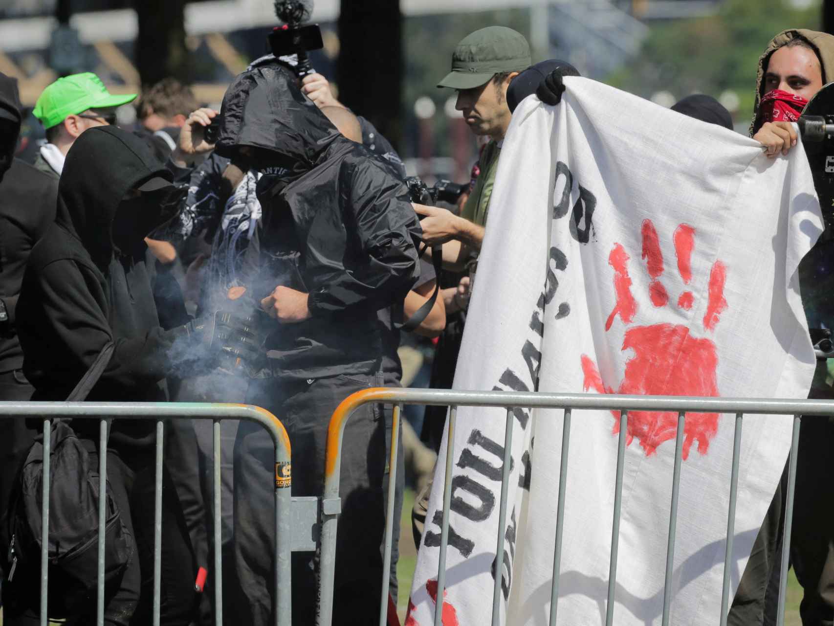 Antifascistas con granadas de humo en la protesta de Protland.