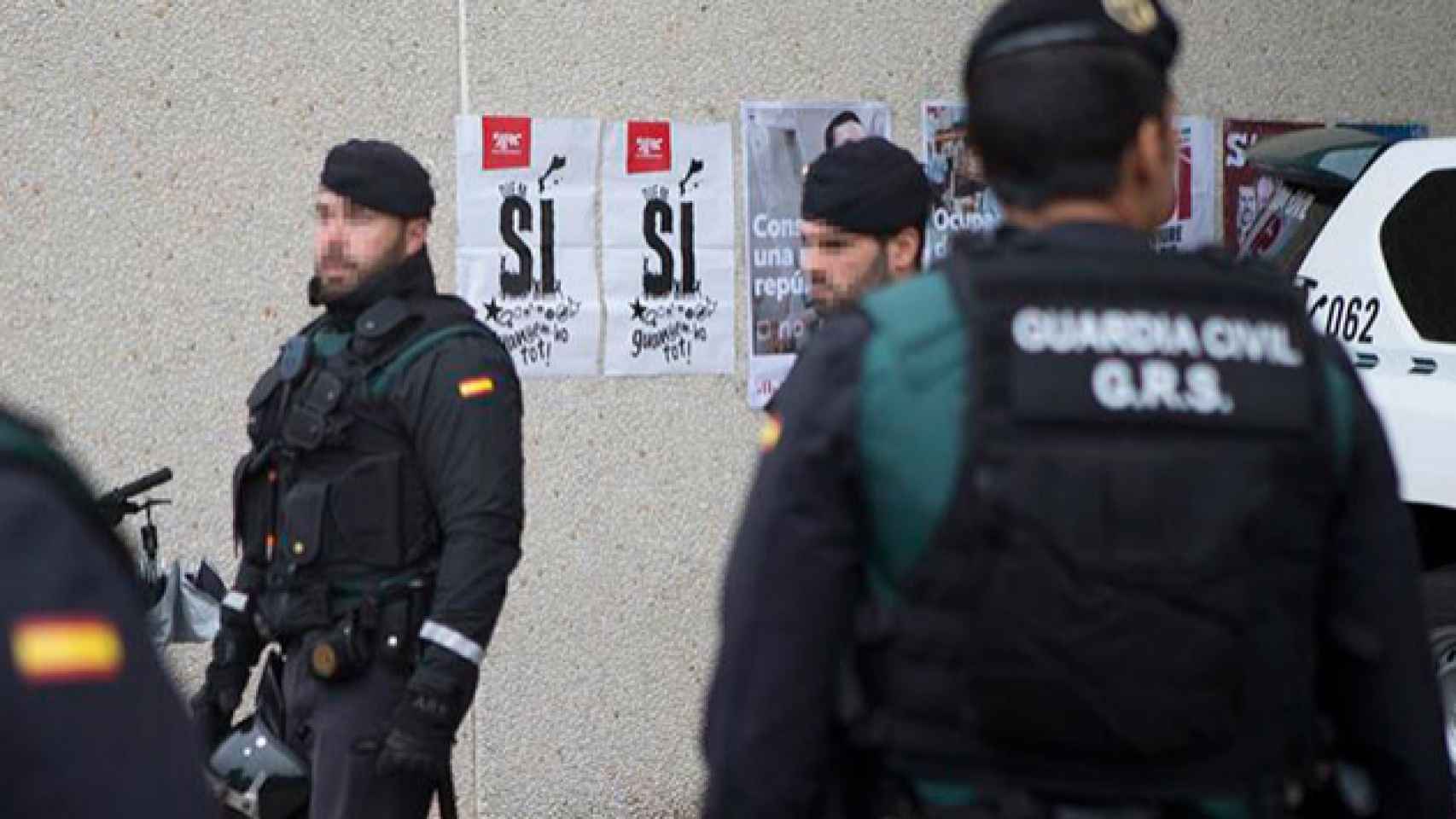 Agentes de la Guardia Civil registran la imprenta Artyplan de Sant Feliu de Llobregat.