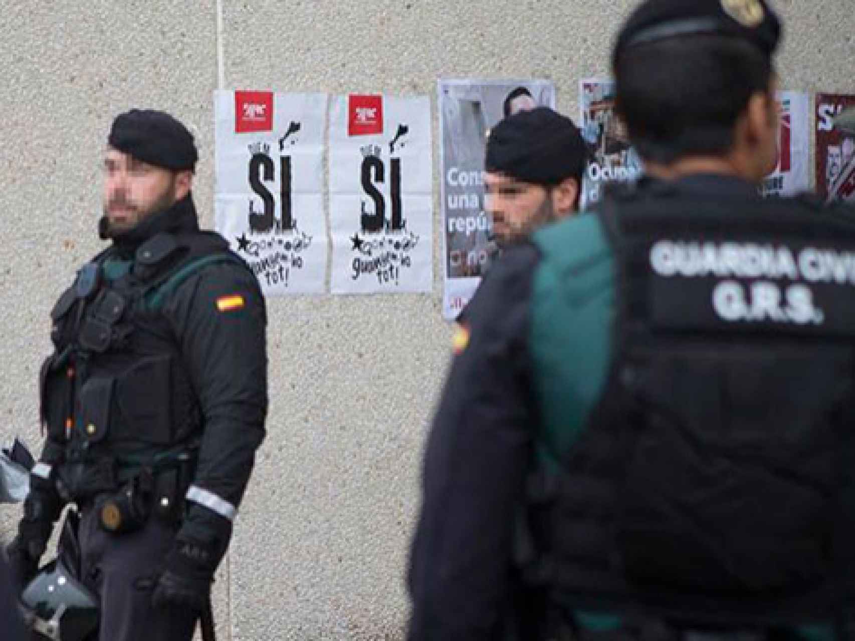 Agentes de la Guardia Civil  durante uno de los registros en Cataluña.