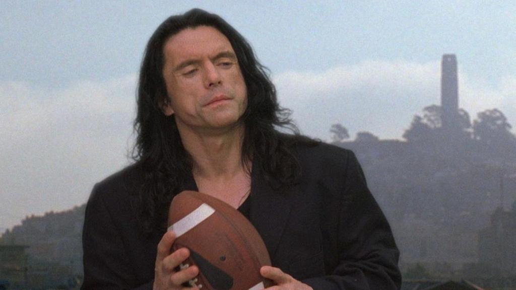 Tommy Wiseau dirige, produce, escribe y protagoniza The room.