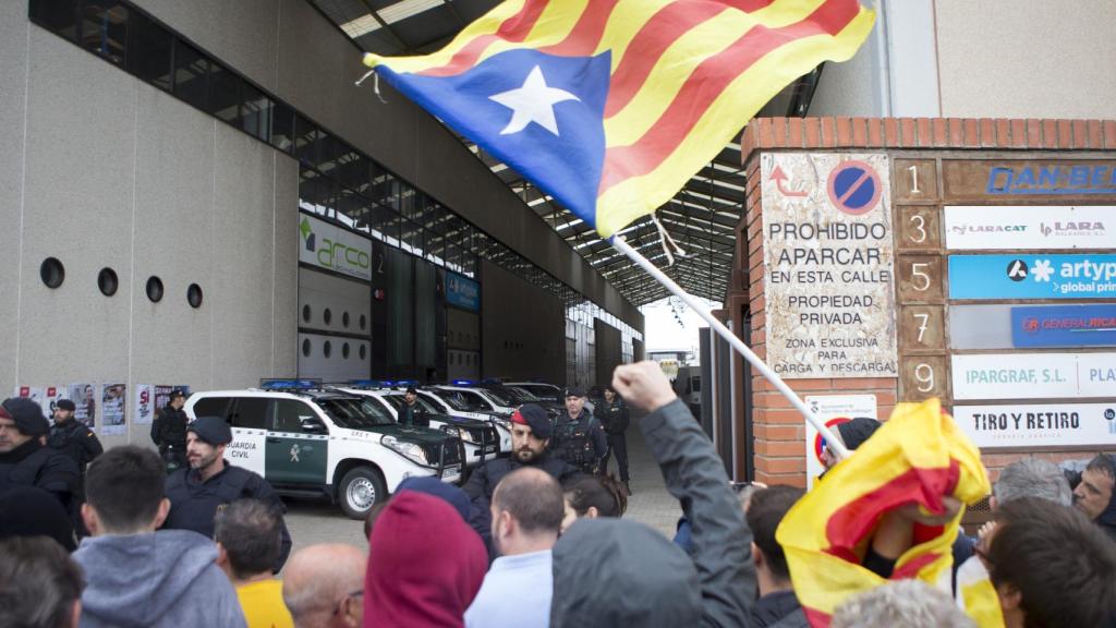 Guardia Civil en la imprenta.