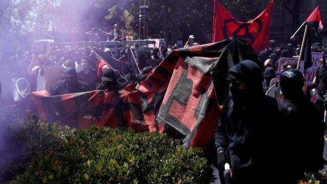 Enmascarados en la contra manifestación de No Marxism in America.