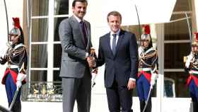 Macron y Al Thani se dan la mano con motivo de su reunión.