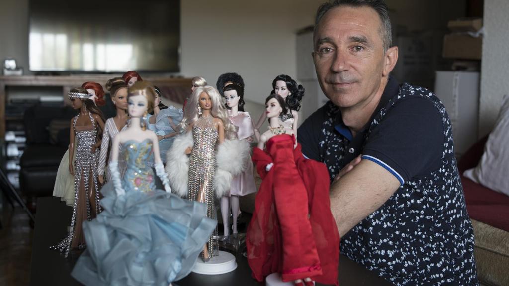 Erwin Ramal en su casa de Tres Cantos con algunas de sus muñecas de colección