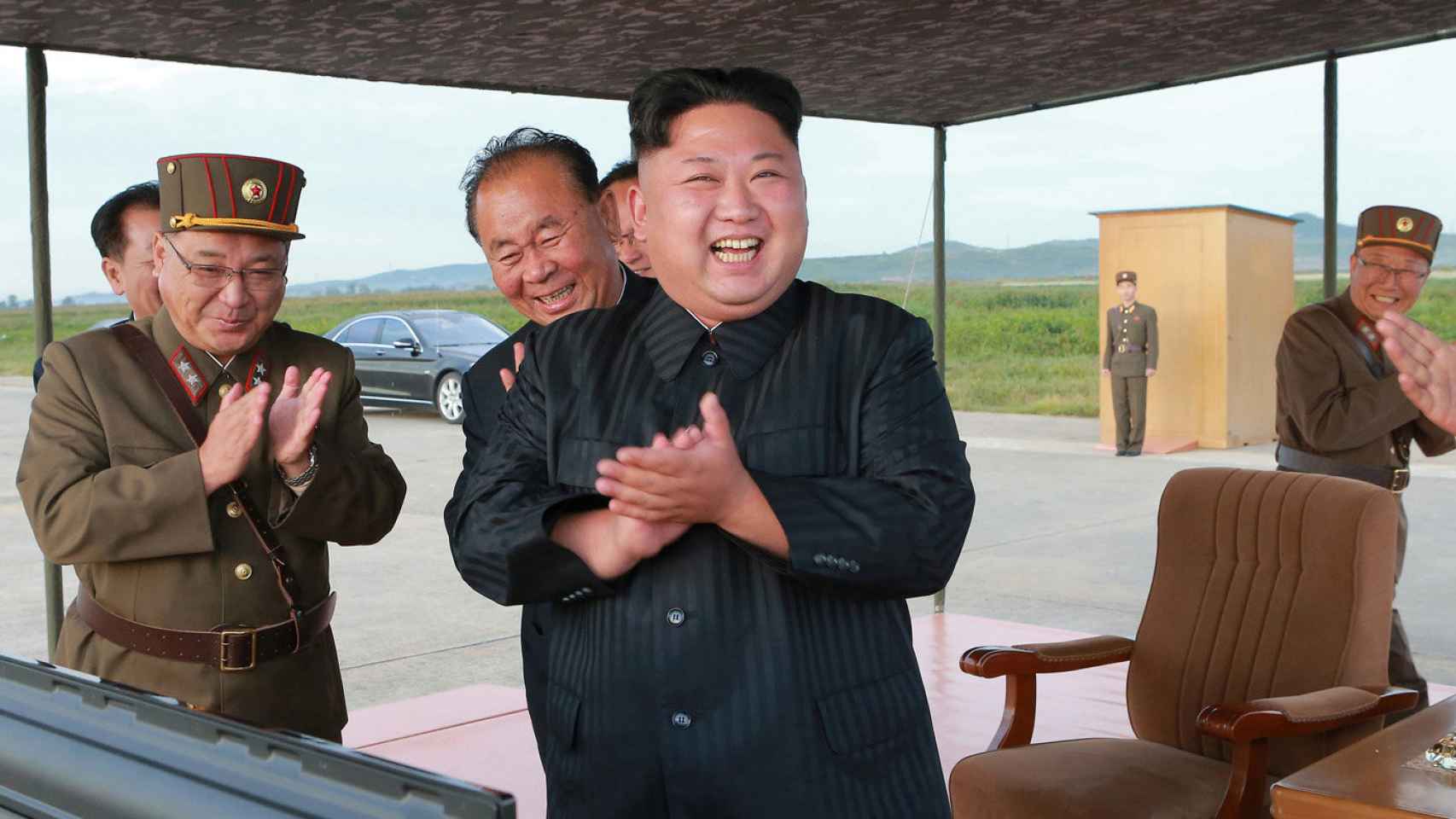 Kim Jong-un celebra el éxito del lanzamiento.