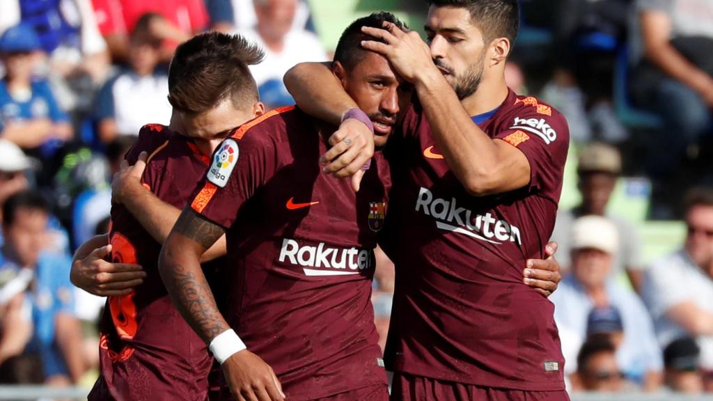 Suárez celebra con Paulinho el gol del brasileño.