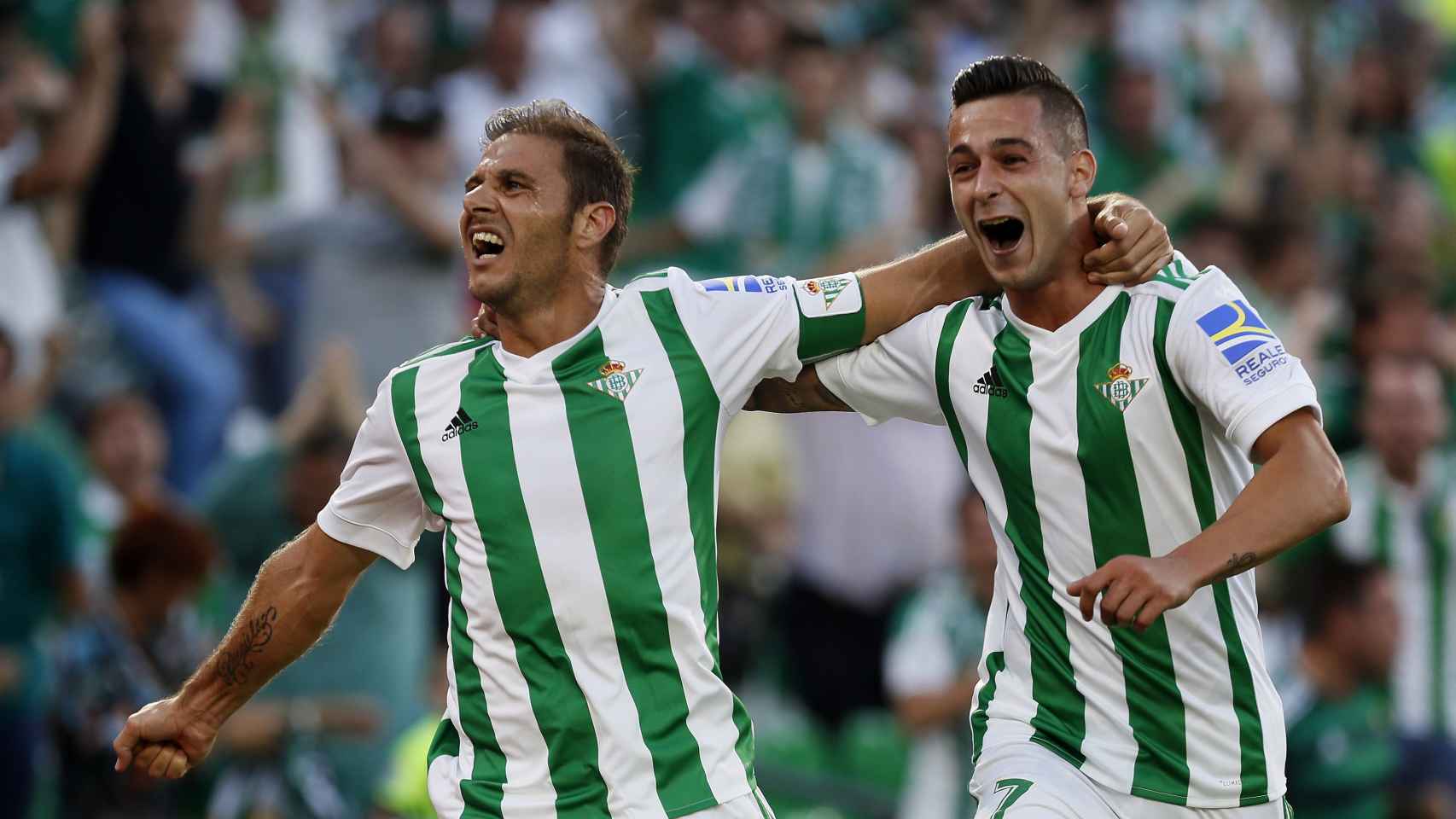 Joaquín celebra con Sergio León uno de sus goles al Deportivo.