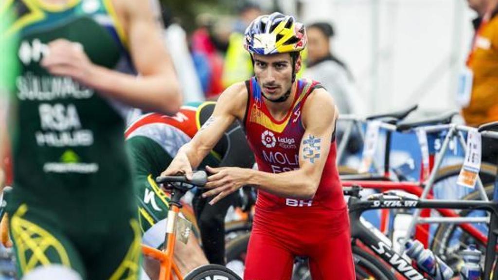 Mario Mola hace el cambio en la bicicleta.