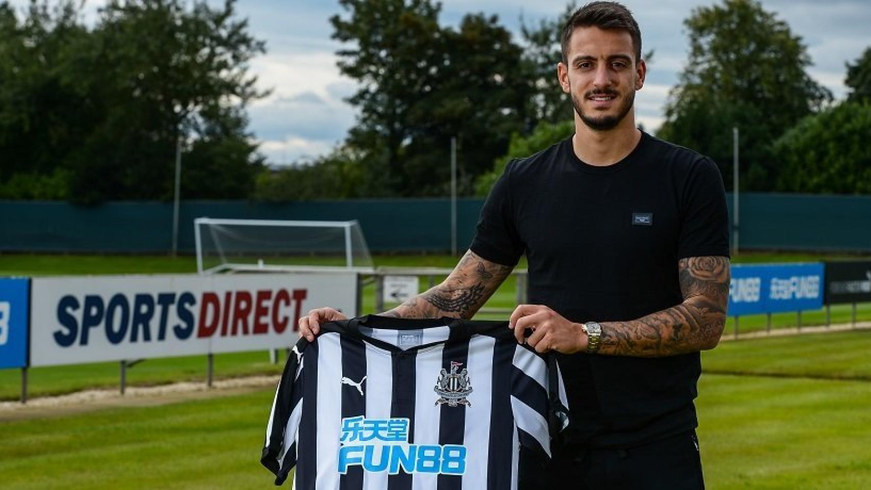 Joselu con la camiseta del Newcastle. Foto: nufc.co.uk