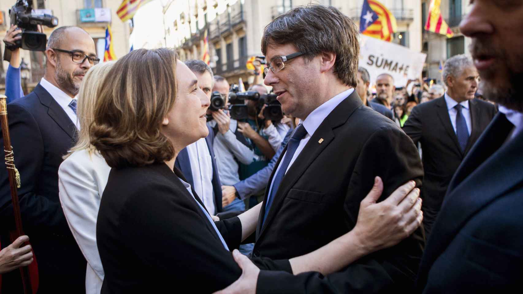 Colau abraza a Puigdemont este sábado entre banderas esteladas, en Barcelona.