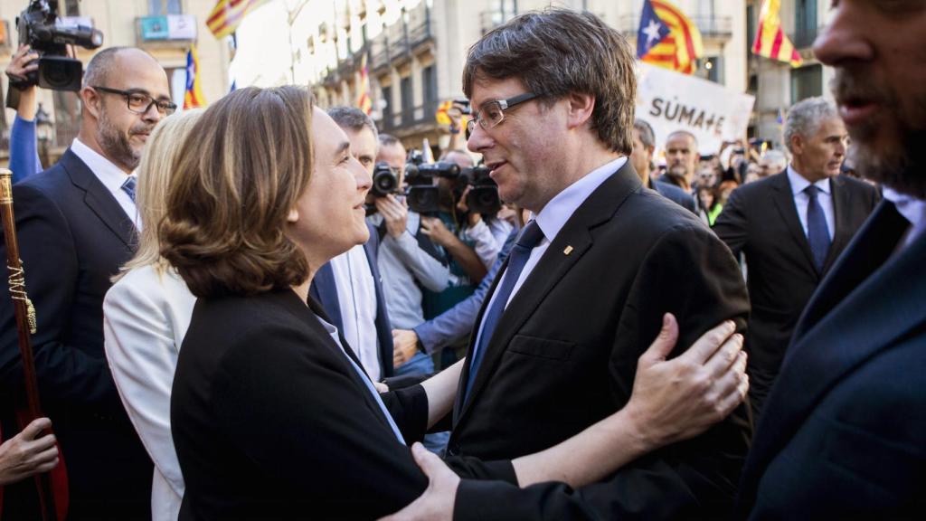 Colau abraza a Puigdemont este sábado entre banderas esteladas, en Barcelona.