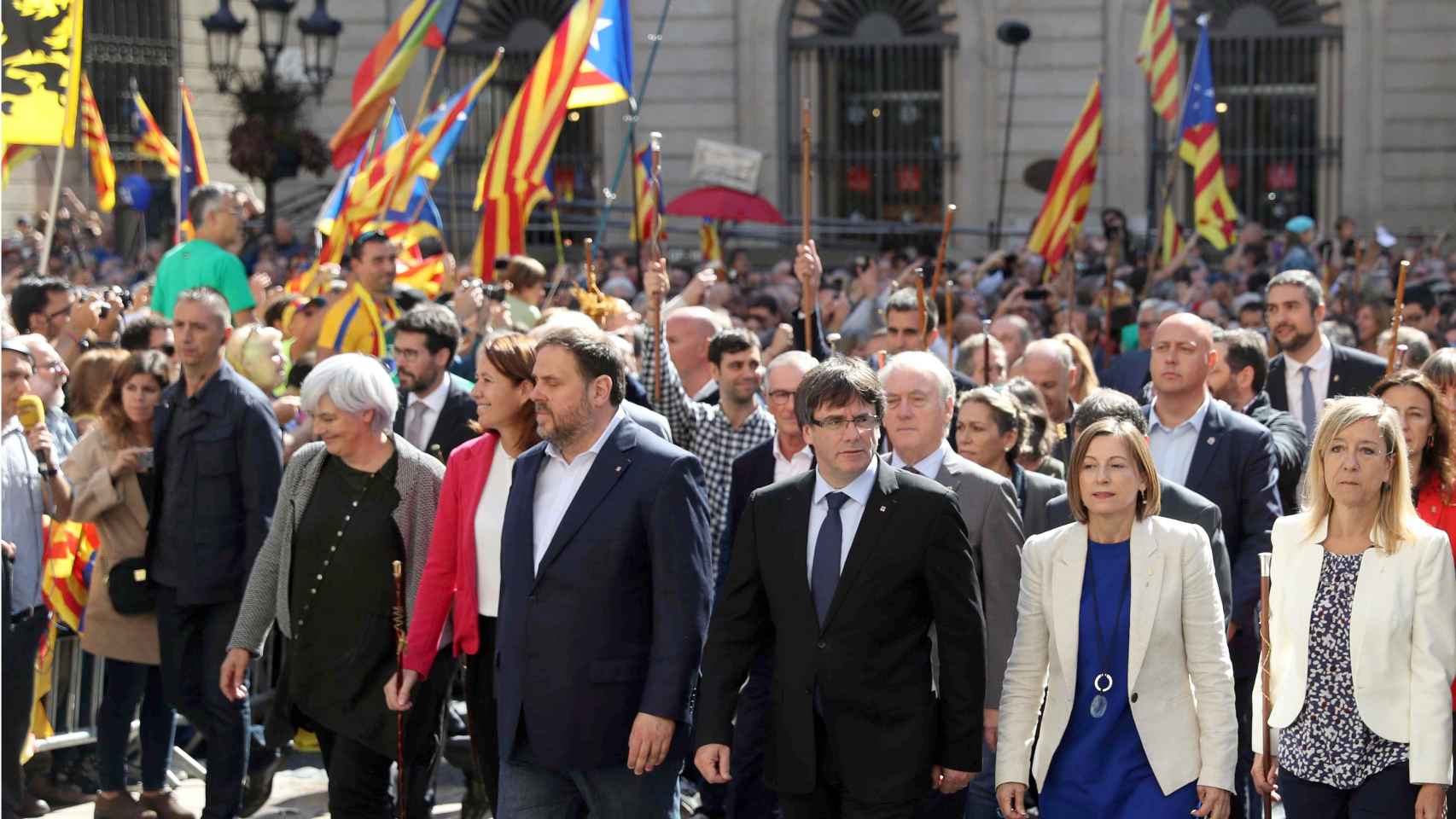 Puigdemont, Junqueras y Forcadell, al frente de 700 alcaldes a favor del 'sí'.