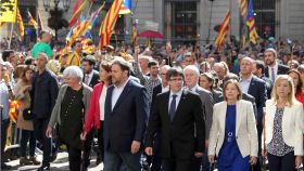 Puigdemont, Junqueras y Forcadell, al frente de 700 alcaldes a favor del 'sí'.