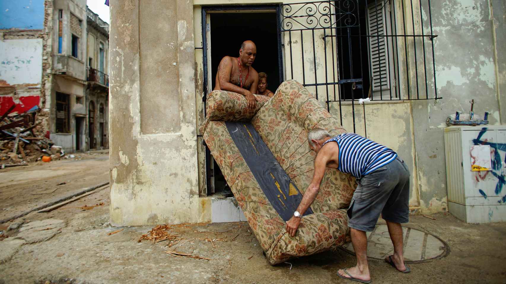 Dos cubanos cargan con un sofá después del huracán Irma.
