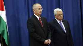 El primer ministro palestino Rami Hamdallah (izquierda) junto al presidente palestino Mahmud Abbas.