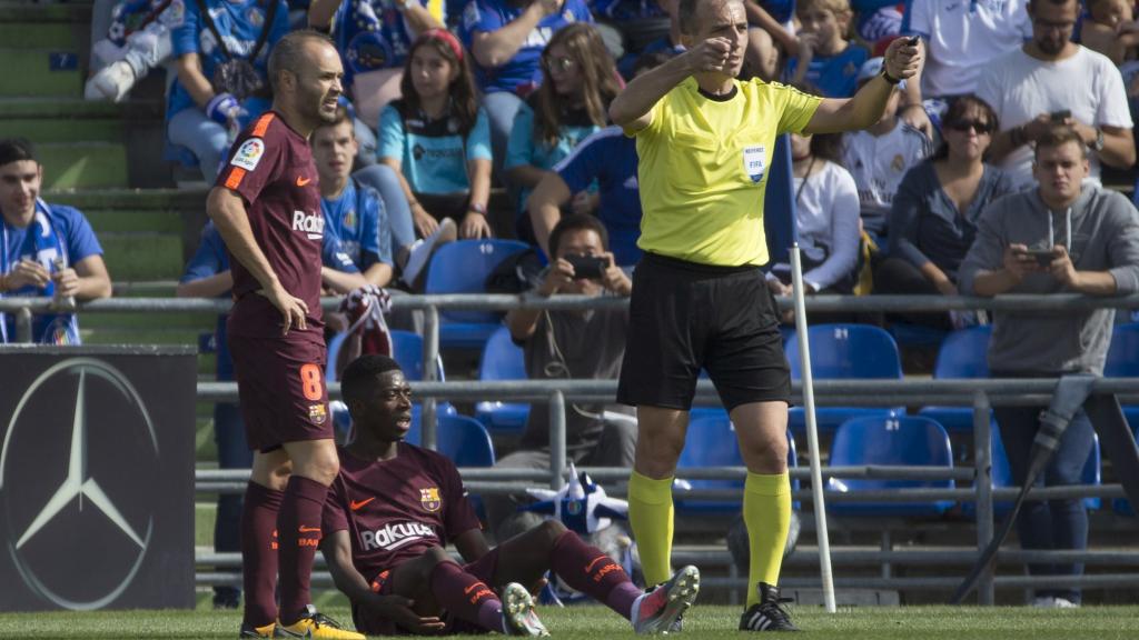 Dembele, junto a Iniesta, tras producirse la lesión en el Coliseo Alfonso Pérez.