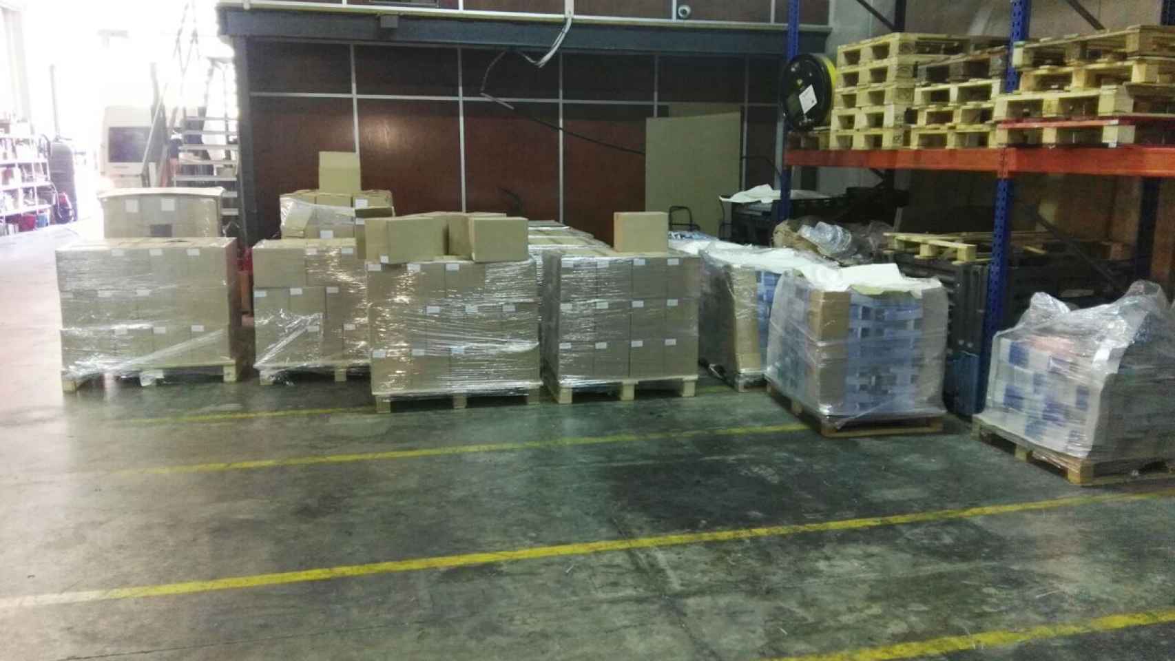 Las cajas con carteles y folletos de propaganda del referéndum incautados por la Guardia Civil.