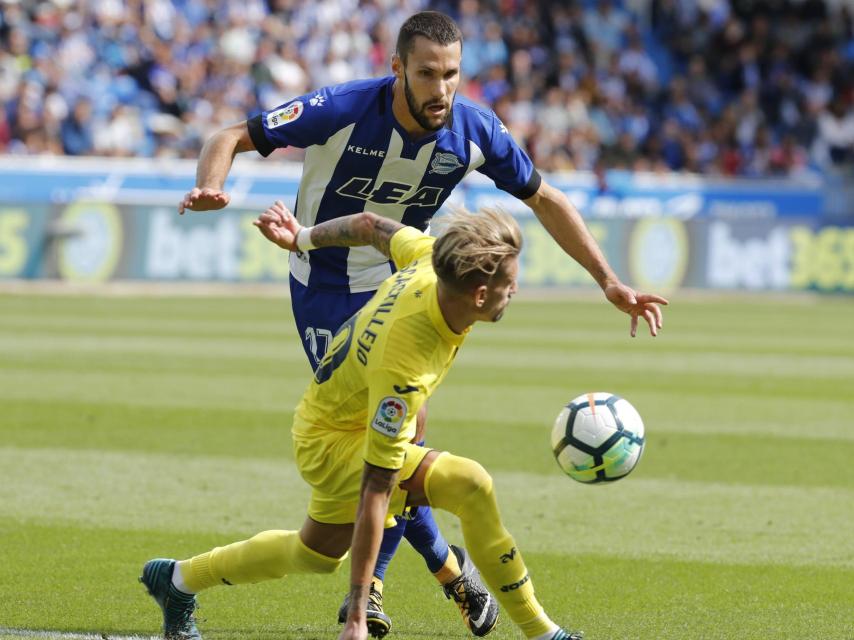 Castillejo y Pedraza disputando un balón.