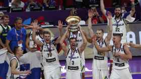 Los eslovenos con la copa de campeones del Eurobasket.