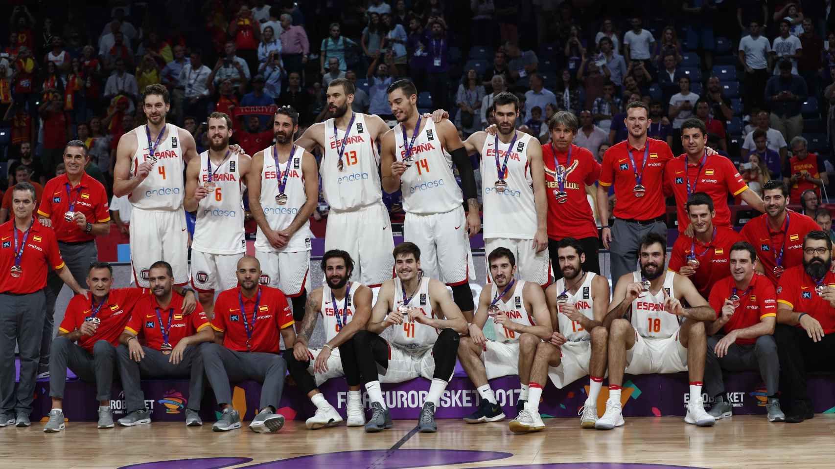Foto de familia de la selección española, bronce en el Eurobasket 2017