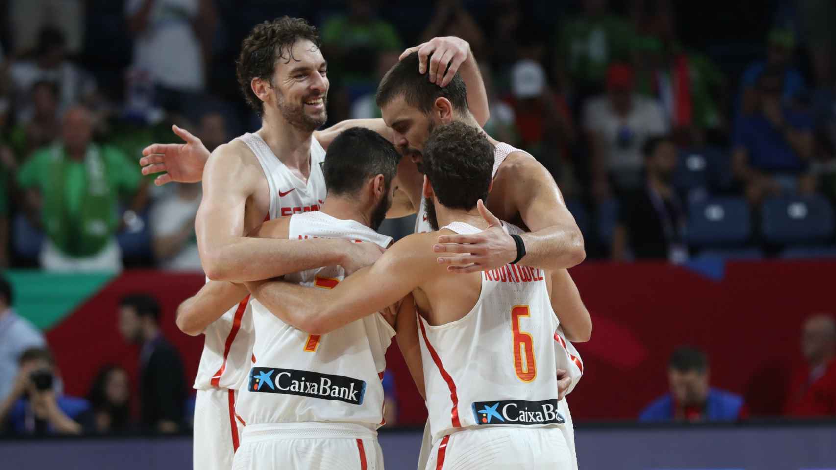 Los jugadores españoles se abrazan en el último Eurobasket.