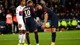 El momento en el que Cavani y Neymar discuten por el penalti.