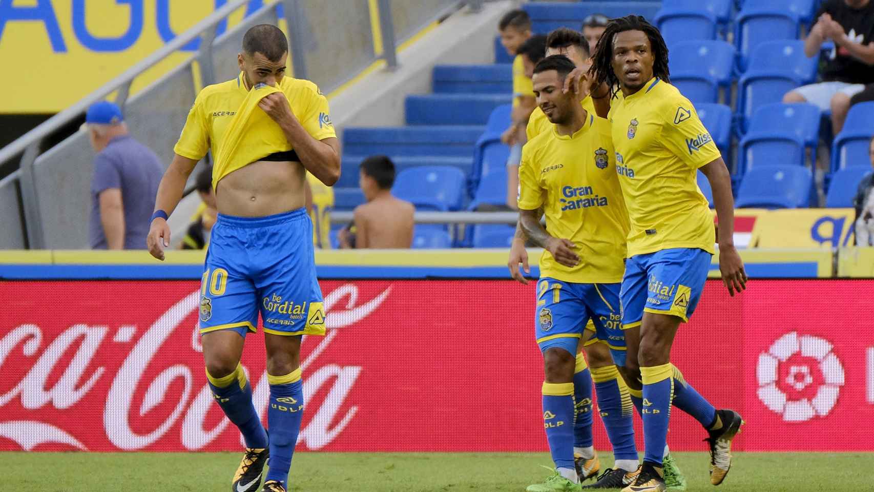 Los jugadores de Las Palmas celebran el gol de Rémy.